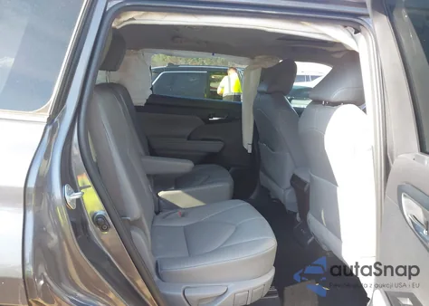 2021 Toyota Highlander Xle z USA, uszkodzony, nr VIN 5TDHZRAH5MS532462